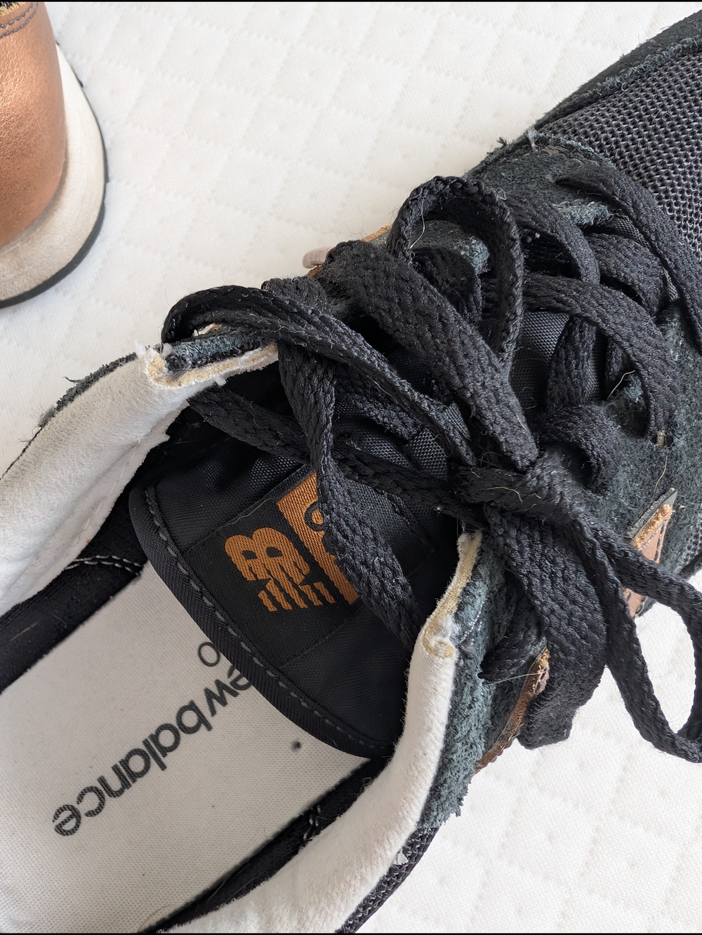 New Balance Womens 520 WL520SNC Black Rose Gold Sneakers Size 7.5 Suede Retro - Picture 14 of 16